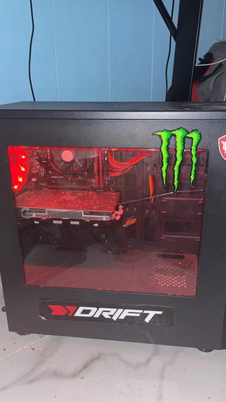 PC Gamer con luces LED rojas