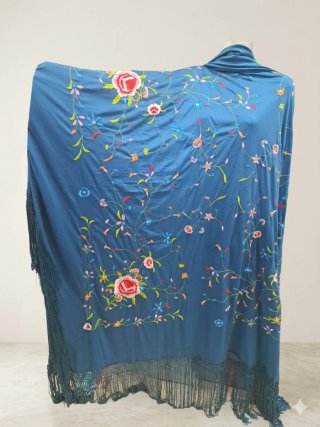 Manton cuadrado azul bordado flores 150x150