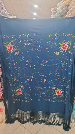 Manton cuadrado azul bordado flores 150x150