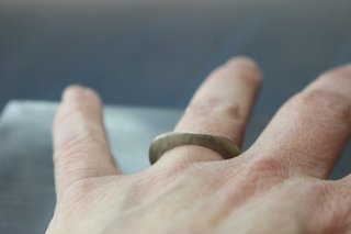 2. Anillo plateado, diseño orgánico. Sin firma ni contrastes. 18'1 mm, talla 17.