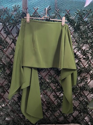 Falda verde asimétrica