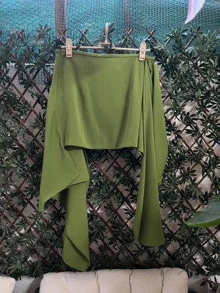 Falda verde asimétrica