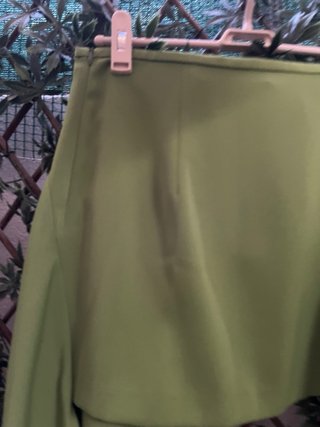 Falda verde asimétrica