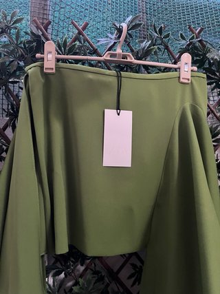 Falda verde asimétrica
