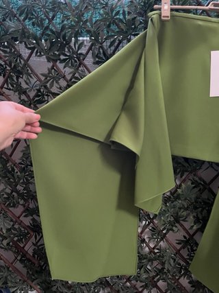Falda verde asimétrica