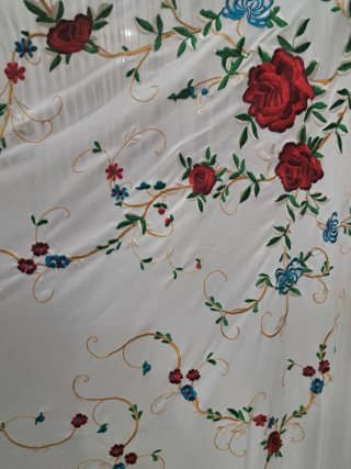 Manton cuadrado bordado flores rojas 150x150