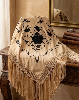 Manton beige con bordado negro