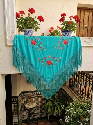 Manton bordado floral con flecos