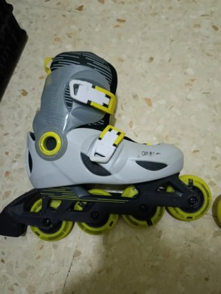 Patines en línea rosas y otros de color gris