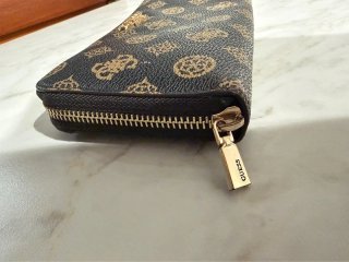 Cartera Guess Monogram Marrón y Negra