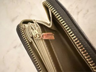 Cartera Guess Monogram Marrón y Negra