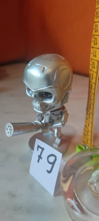 Figura de robot plateada