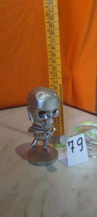 Figura de robot plateada