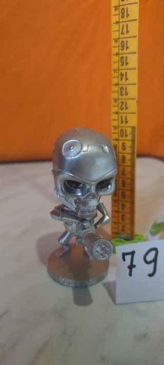 Figura de robot plateada
