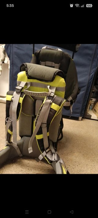 Mochila portabebés montaña estructura metálica