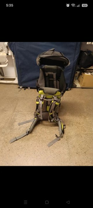 Mochila portabebés montaña estructura metálica
