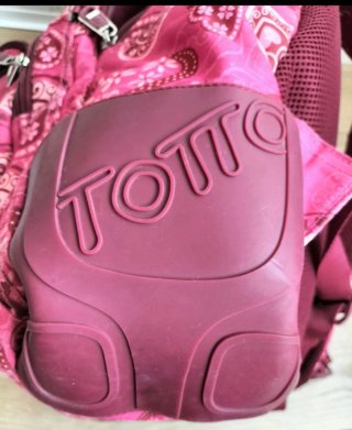 Mochila Totto escolar rosa con corazones