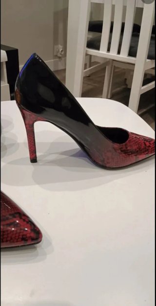 Zapatos de tacón negros y rojos