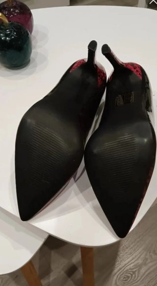 Zapatos de tacón negros y rojos