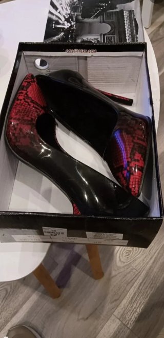 Zapatos de tacón negros y rojos
