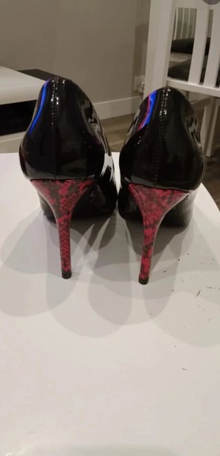 Zapatos de tacón negros y rojos