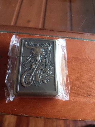 Mechero Metálico con Diseño de Moto y REGALO
