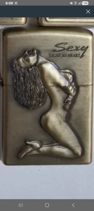 Mechero con grabado en relieve metálico