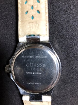 Reloj Guess Blanco y Plateado con Cristales