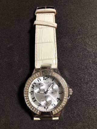 Reloj Guess Blanco y Plateado con Cristales