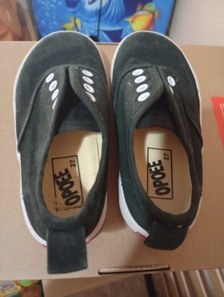 Zapatillas deportivas infantiles negras número 27