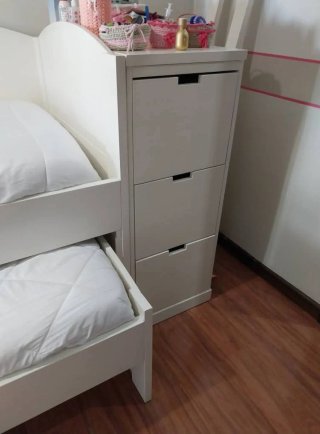 Cama nido de madera blanca hecha por carpintero