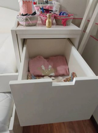 Cama nido de madera blanca hecha por carpintero