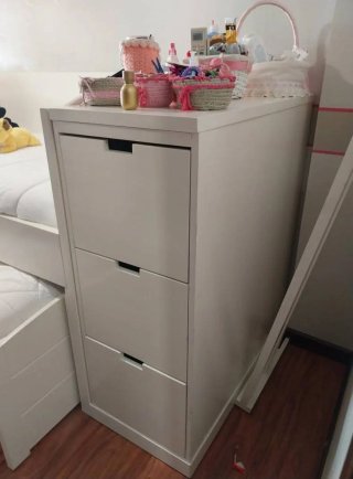 Cama nido de madera blanca hecha por carpintero