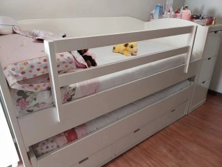 Cama nido de madera blanca hecha por carpintero
