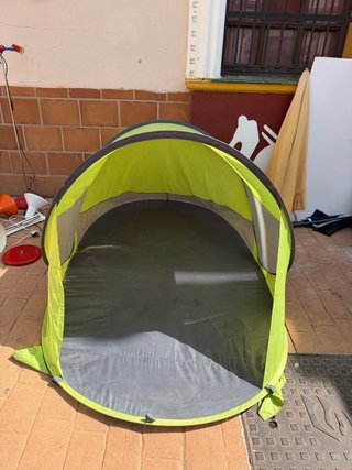Tienda de campaña verde pop-up