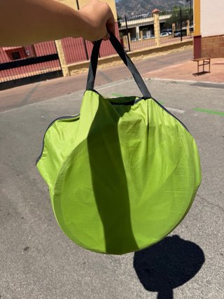 Tienda de campaña verde pop-up