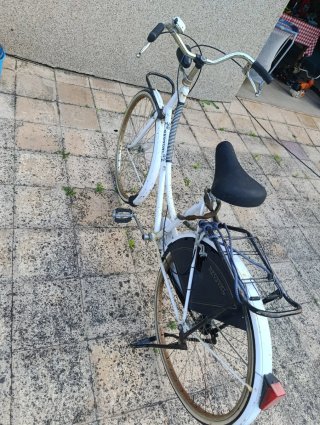 Bicicleta blanca estilo paseo