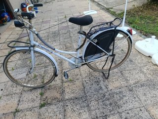 Bicicleta blanca estilo paseo