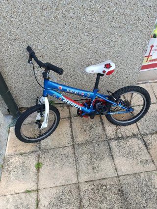 Bicicleta infantil azul y roja