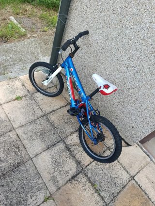 Bicicleta infantil azul y roja