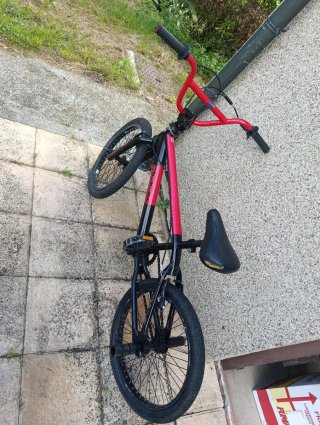 Bicicleta BMX Roja y Negra