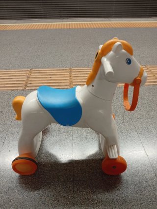 Caballo Chicco de juguete blanco y naranja