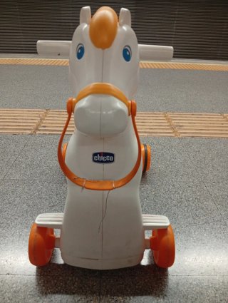 Caballo Chicco de juguete blanco y naranja