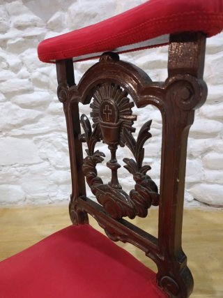 Reclinatorio de madera y asiento rojo, para rezar
