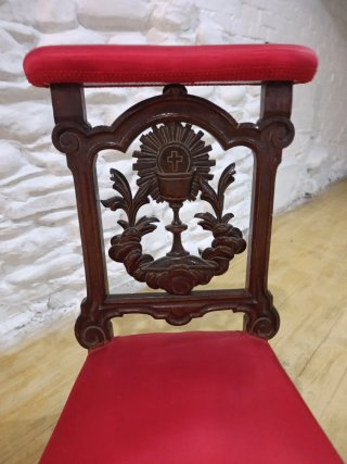 Reclinatorio de madera y asiento rojo, para rezar