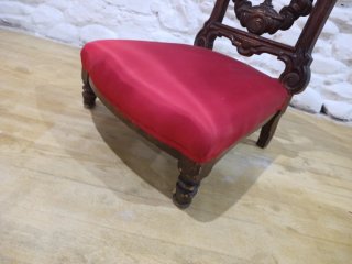 Reclinatorio de madera y asiento rojo, para rezar