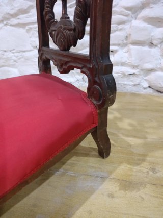 Reclinatorio de madera y asiento rojo, para rezar