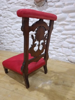 Reclinatorio de madera y asiento rojo, para rezar