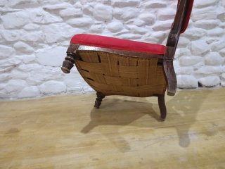Reclinatorio de madera y asiento rojo, para rezar