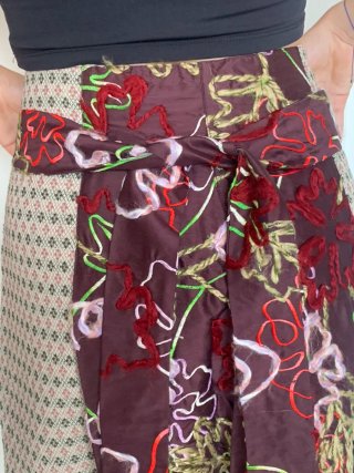 NUEVA. Falda midi bordada Agua del Carmen